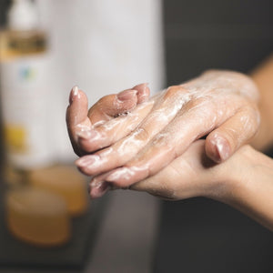 modelo a lavar as mãos com sabonete sólido de glicerina com espuma